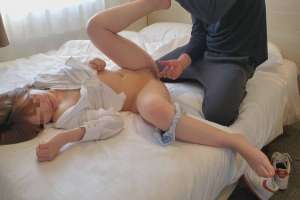 FC2-PPV-4664534 A fair-skinned young wife with multiple debts is obsessed with the underground and is behind on her payments. She is called in and the contents of her wallet are confiscated. She can't pay the difference, so she has someone else'