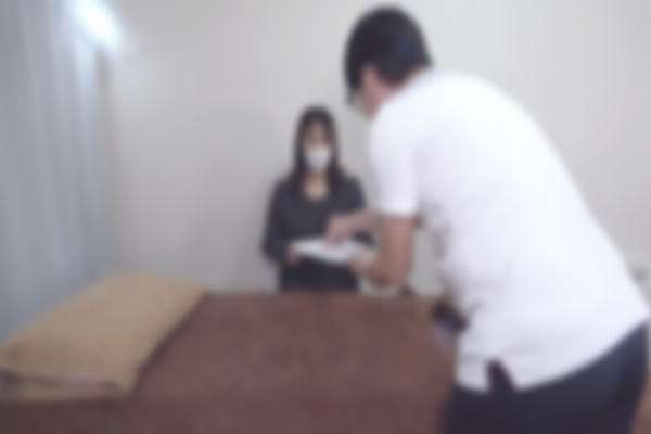 FC2-PPV-4692457 Sale on new products at half price until 6/1! [No/SEX] A housewife in her mid-40s with two husbands came to the store by online reservation. The mature and voluptuous wife seemed tired from playcare, so we gave her a shiatsu massage and ly