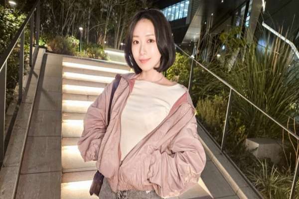 SIRO-5513 "'Just thinking that I'm being watched makes me wet. The more I'm filmed, the more my body reacts. Ito, 22 years old, a hairdresser, no boyfriend, a life where pleasure takes precedence over love. She gets excited when someon